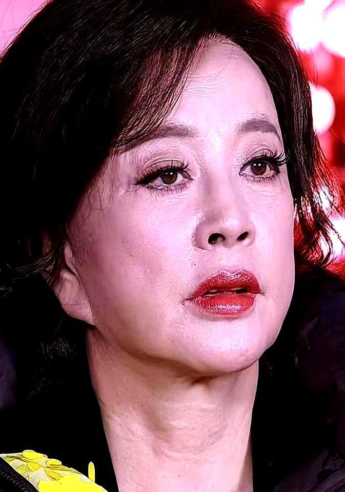 75岁刘晓庆当场把周扬青问懵了！“你眼睛整再大，也看不清渣男。”这金句一出，