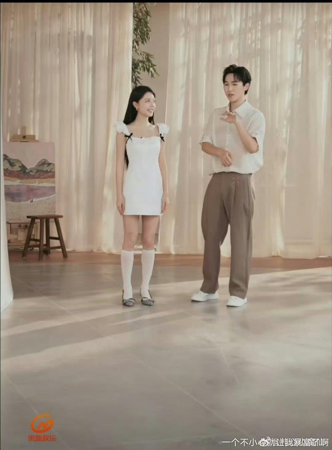 这袜子哈哈哈哈但是这男主持也不高吧