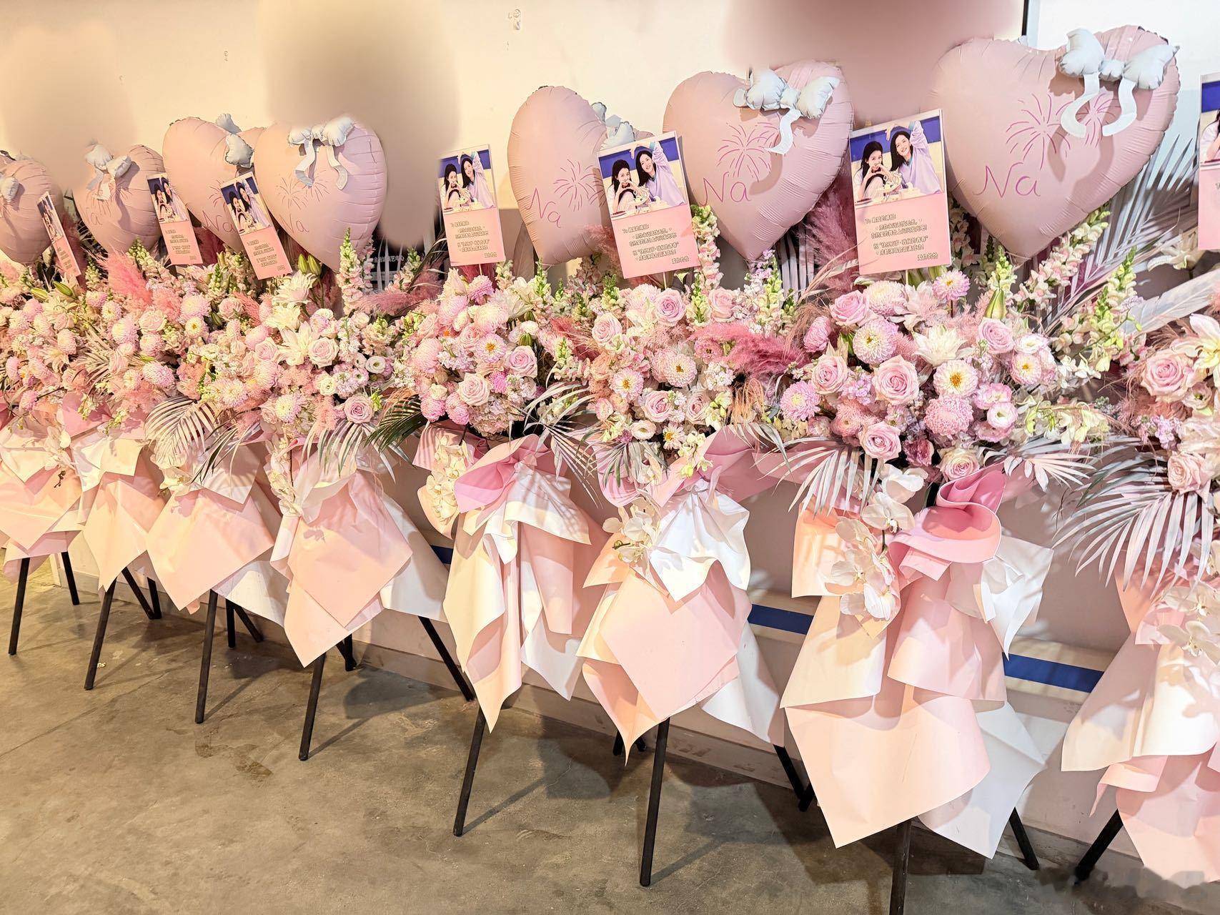 大哥谢娜二弟赵丽颖赵丽颖给谢娜演唱会送的花篮一眼就看到赵丽颖送来的花篮，大哥二