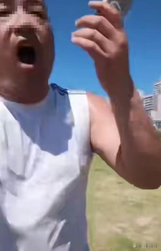 一位外地女游客在崂山“海之恋”公园拍照的时候遇到一个油腻猥琐男上前搭讪。女游客