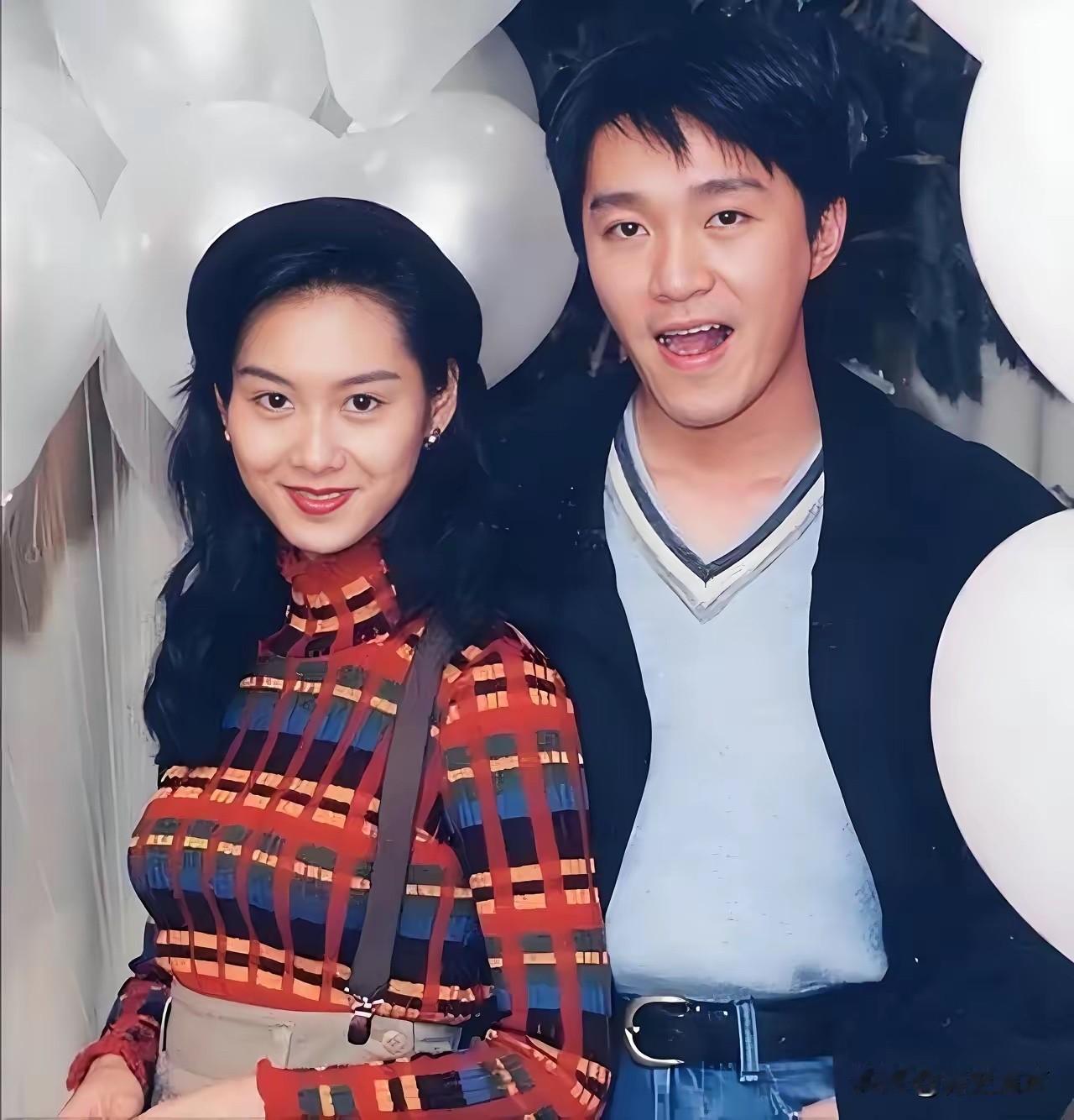 1995年，朱茵直言：“床是温的，卫生间反锁着，不是我不信任周星驰，我没有亲眼看