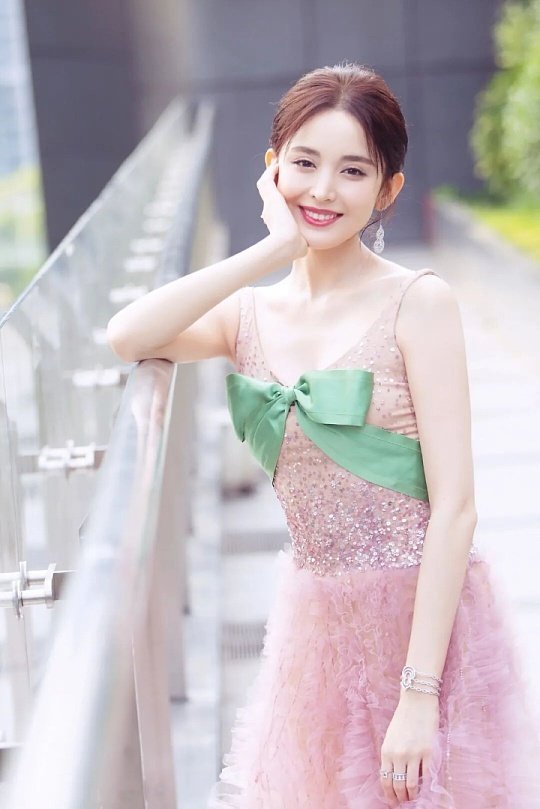 娜扎粉彩造型似夏日精灵娜扎这套粉彩造型太绝了！柔糯粉调搭配清透质感，温柔又灵动，