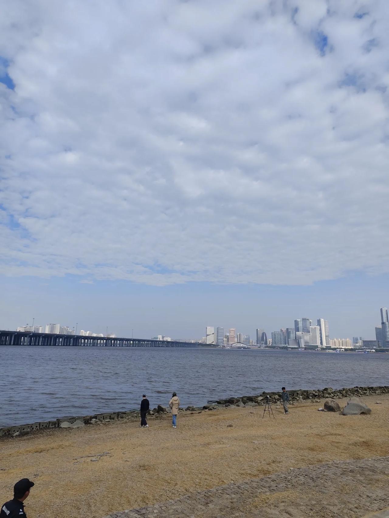 1.豆子没成熟叫毛豆，成熟了叫大豆，统称黄豆。2.黑瓜子磨皮后就成了白瓜子3