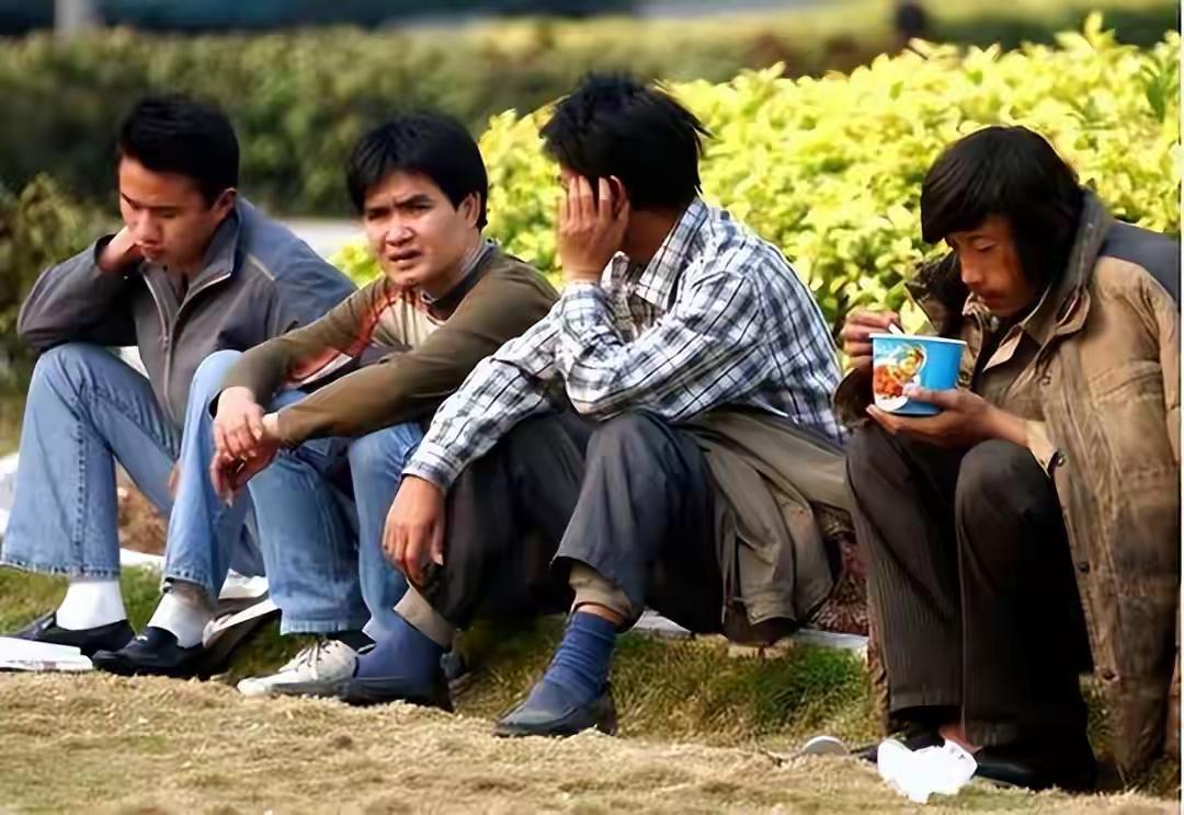 农村村里的光棍，十有八九都是实打实的老实人。他们能吃苦肯干活，在外打工攒钱回村盖