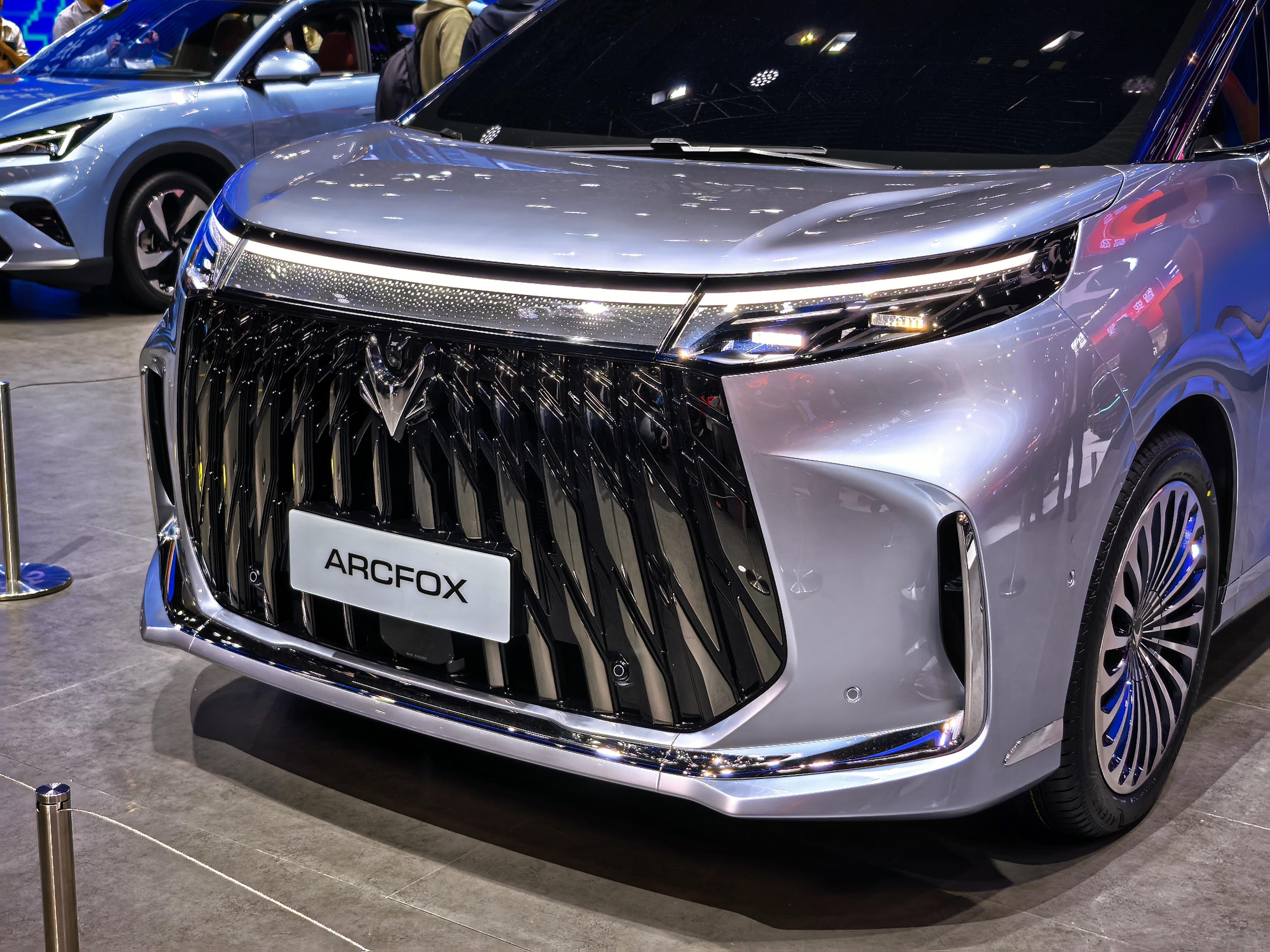 极狐这款MPV外观不错，前脸很霸气。手里现在没资料，等我再研究一下