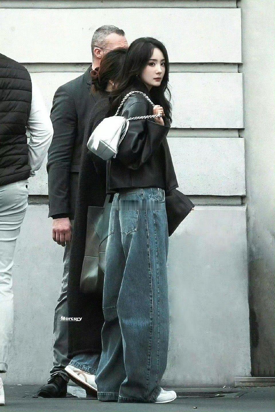 弯刀裤好不好看还是看穿的人杨幂穿的LOEWE这条弯刀裤直接封神的程度！谁能说不好