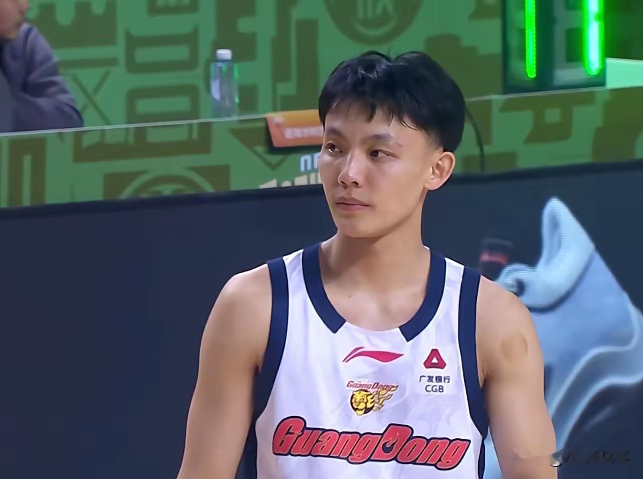 全明星票王，竟被当成最不重要的人！广东这场球，徐杰看得人真憋屈。上