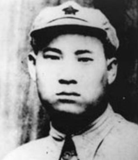 1937年，雁门关伏击战中，三个日军正在逃窜，贺炳炎一枪打偏，日军扭头一看打