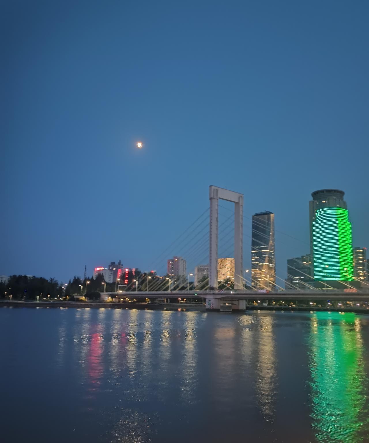 宁波老外滩风景很美的，有历史感，有现代感这座城市感觉很有钱的样子，并且绿化很