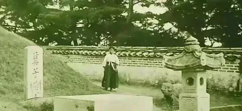 位于朝鲜平壤的箕子陵，1959年，金日成亲自下令炸毁此陵。​所谓箕子陵，就是