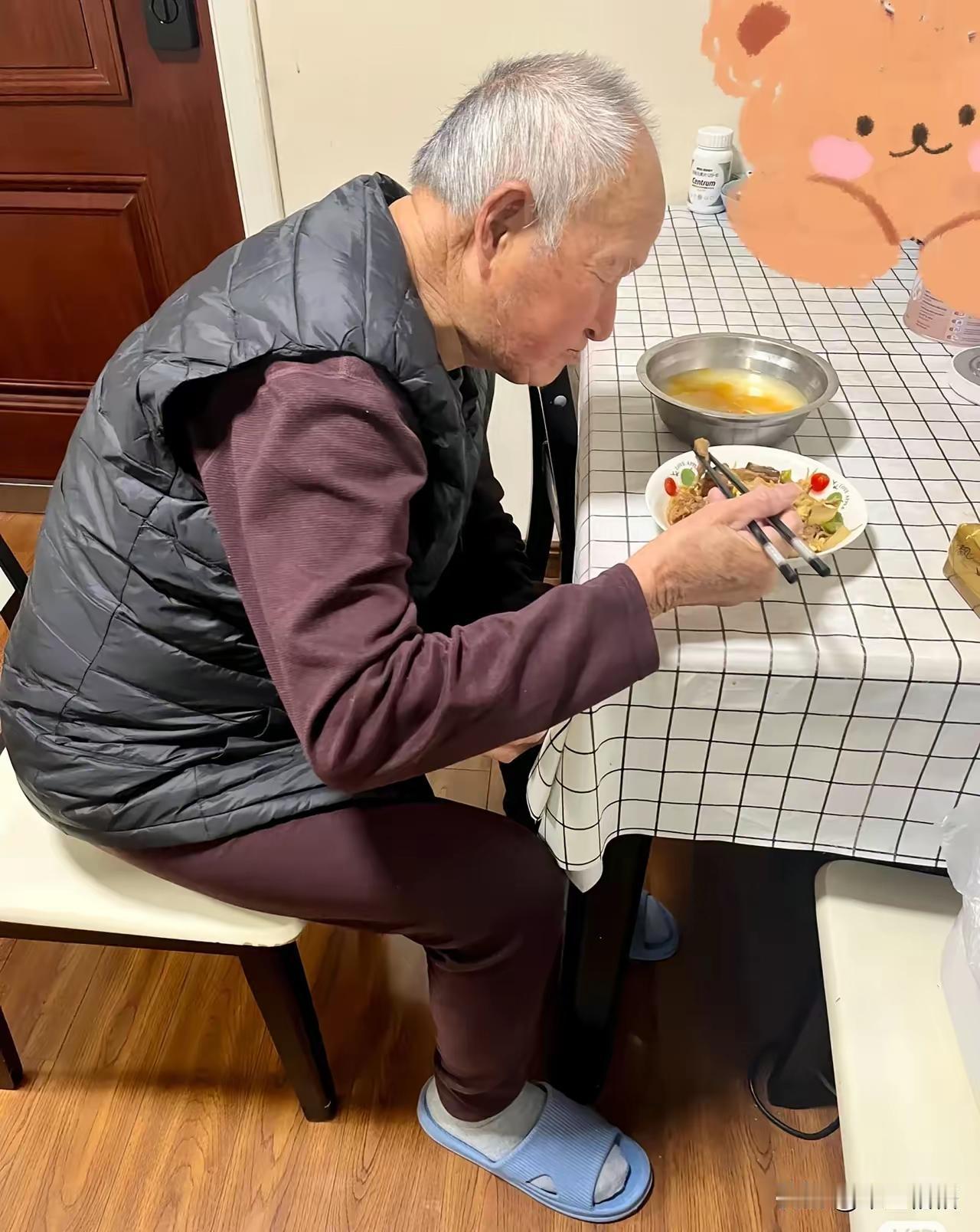 我爸退休金8000，跟我们住了15年，每月给我家6000。上周他75岁生日，我买