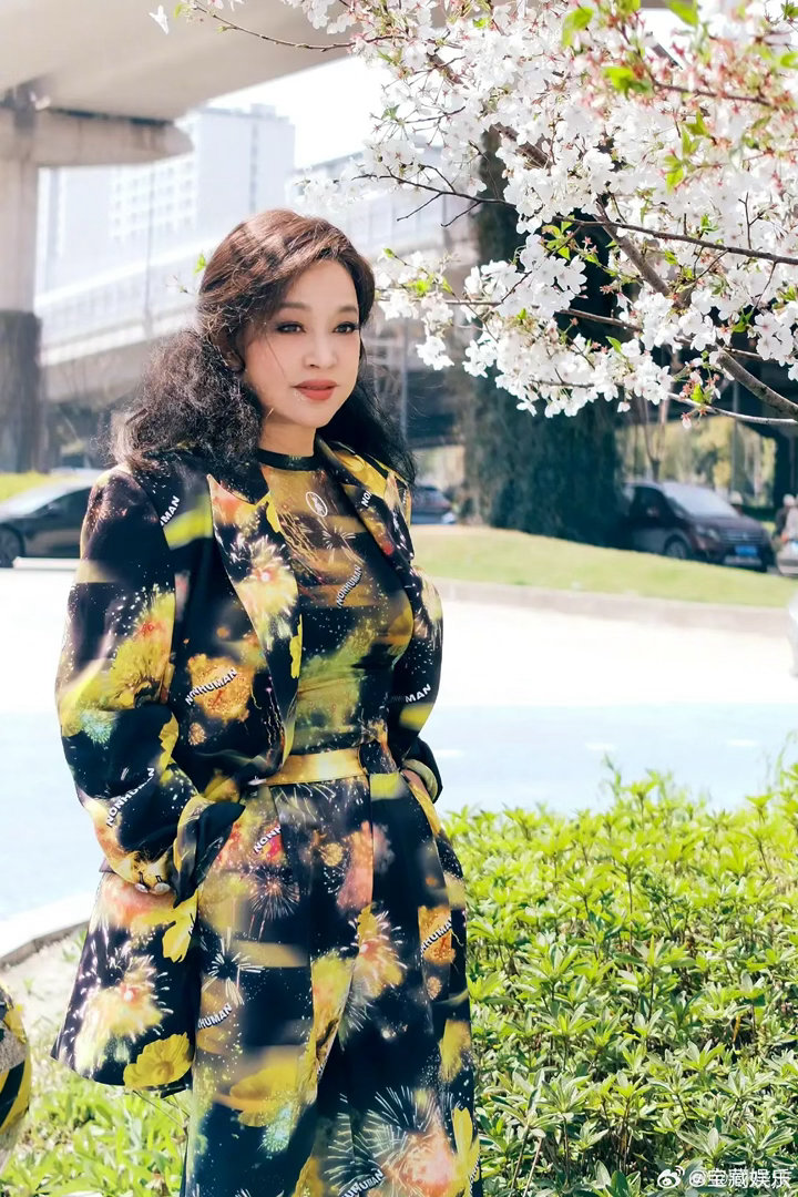 刘晓庆线下活动状态刘晓庆活动穿了短裙刘晓庆把“优雅老去”玩出了新花样！酒红色夹