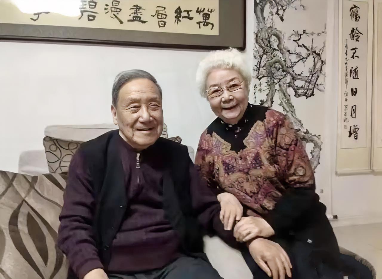 这是98岁著名电影表演艺术家田华去看望102岁的现代著名诗人、剧作家贺敬之先生的