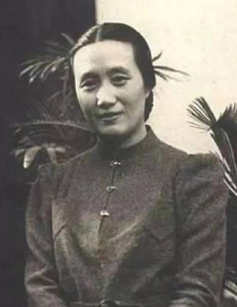 董竹君接连生下四个女儿，第五胎怀胎时她全身浮肿，丈夫见了随口嘲讽：“又是个赔钱货