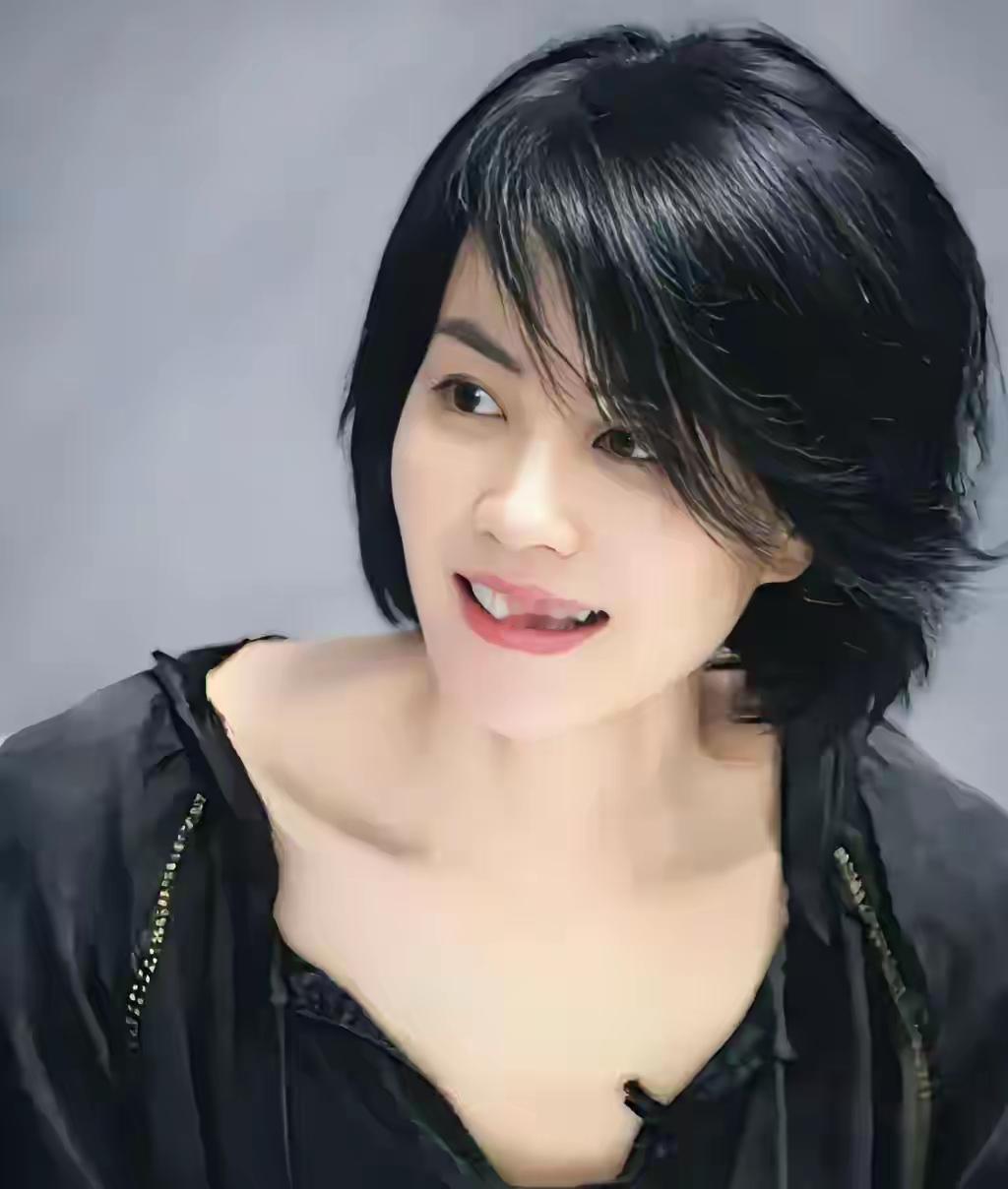 李渔笔下“人间尤物”，当如王菲这般。素颜出门的她，未施粉黛却自带光芒，松弛自然，