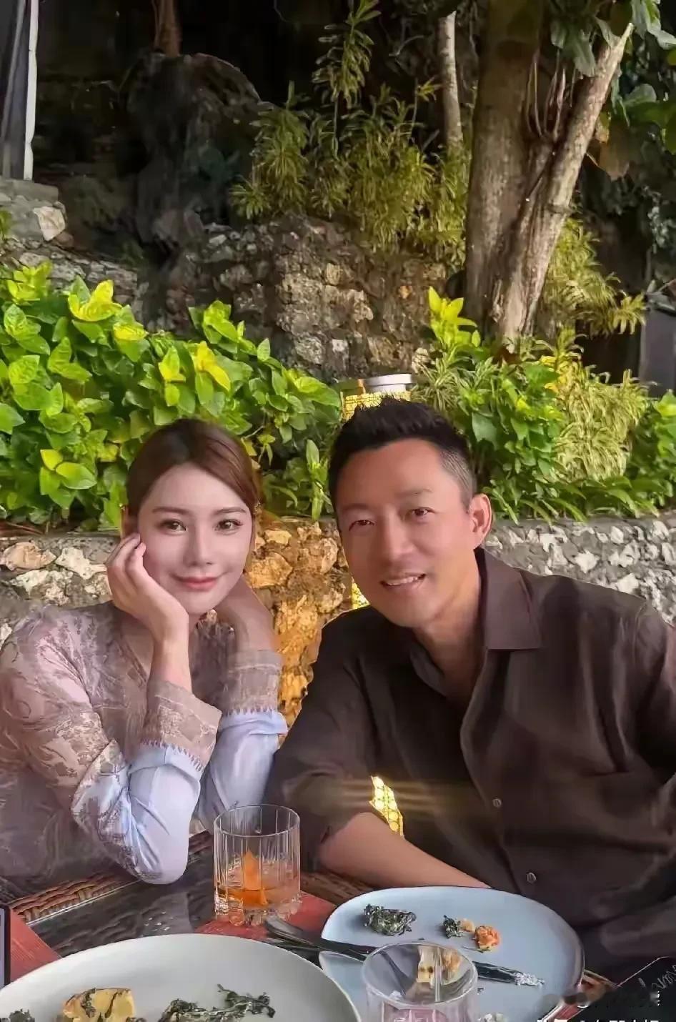 网传这是小玥儿给亲爸汪小菲和后妈马筱梅在巴厘岛拍的合照真是没想到汪小