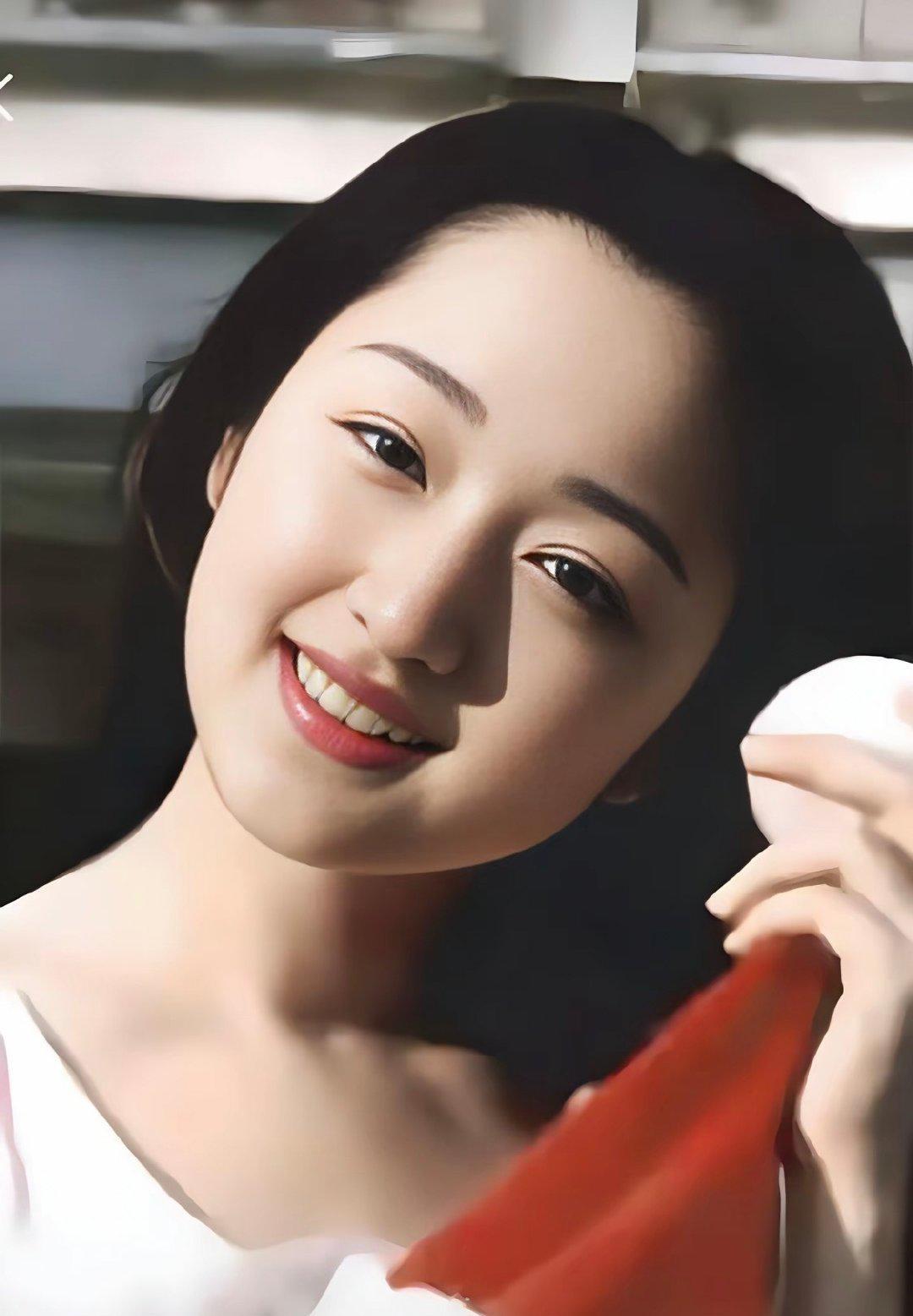 杨钰莹哪哪都好就是有一个很致命的缺点不是唱功不好，也不是长得不甜，而是年轻时