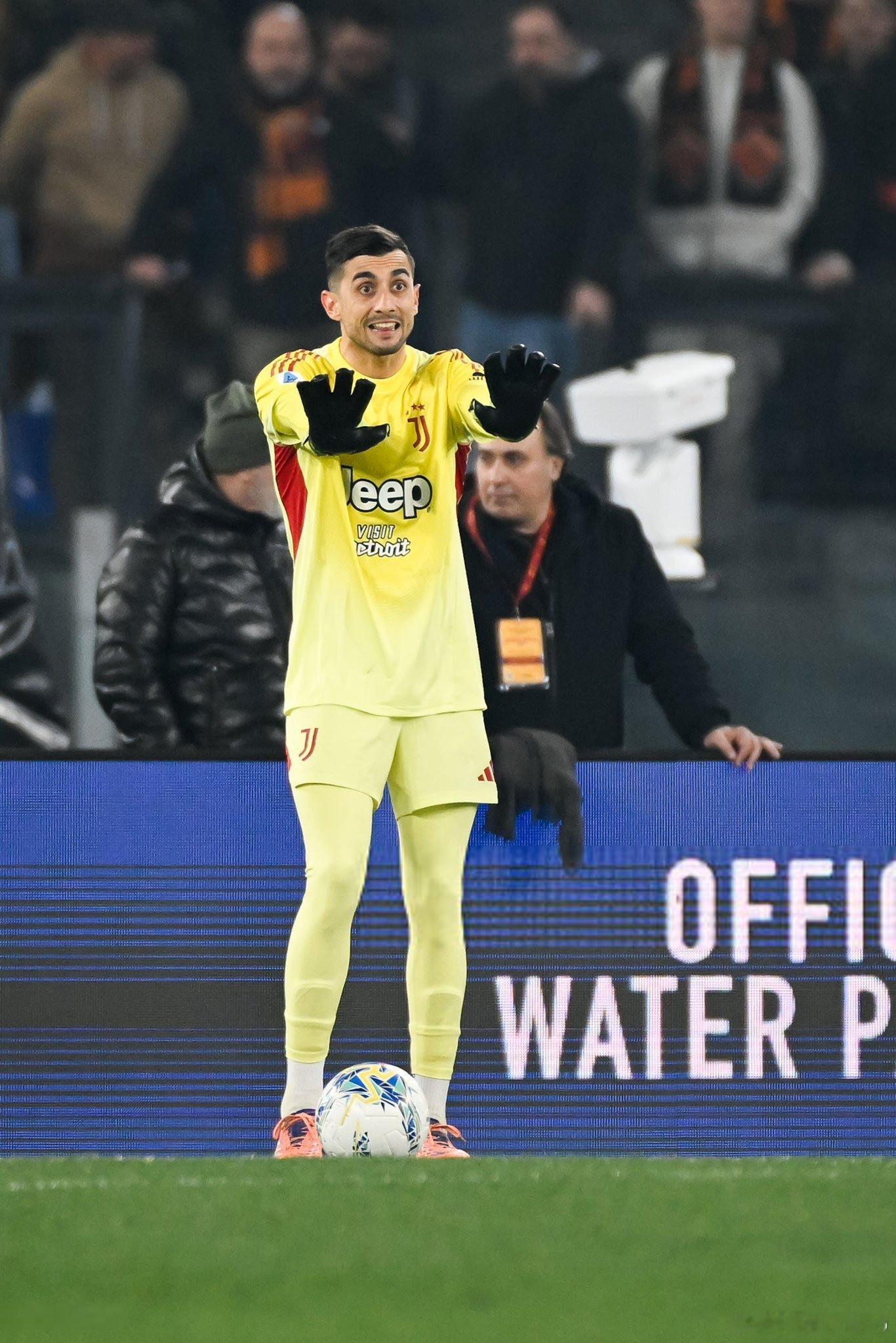 在8场狂丢21球后，斯帕莱蒂于近4场比赛中启用佩林作为球队的一号门将，尤文图斯也