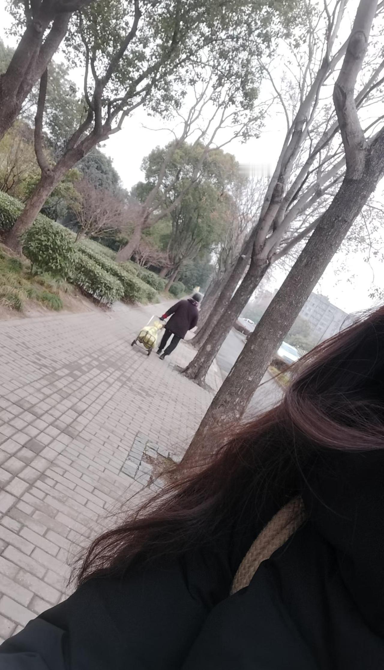 张江这里疑似有一个骗钱的老太太在主包骑车经过这个地方的时候，在高车速下，貌似听