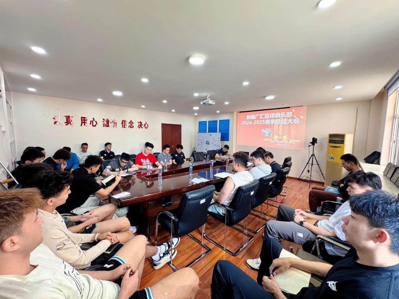 新疆男篮官方发文，集合召开赛季总结会，刘炜指导布置夏训任务，总经理郭舰透露引援思