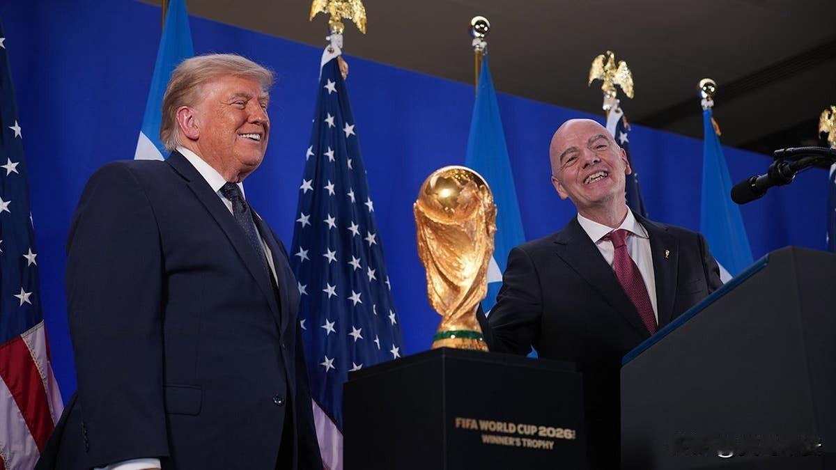 要被川普笑死！今天凌晨，美国总统川普在纽约参加FIFA举行的记者会上建议下一届