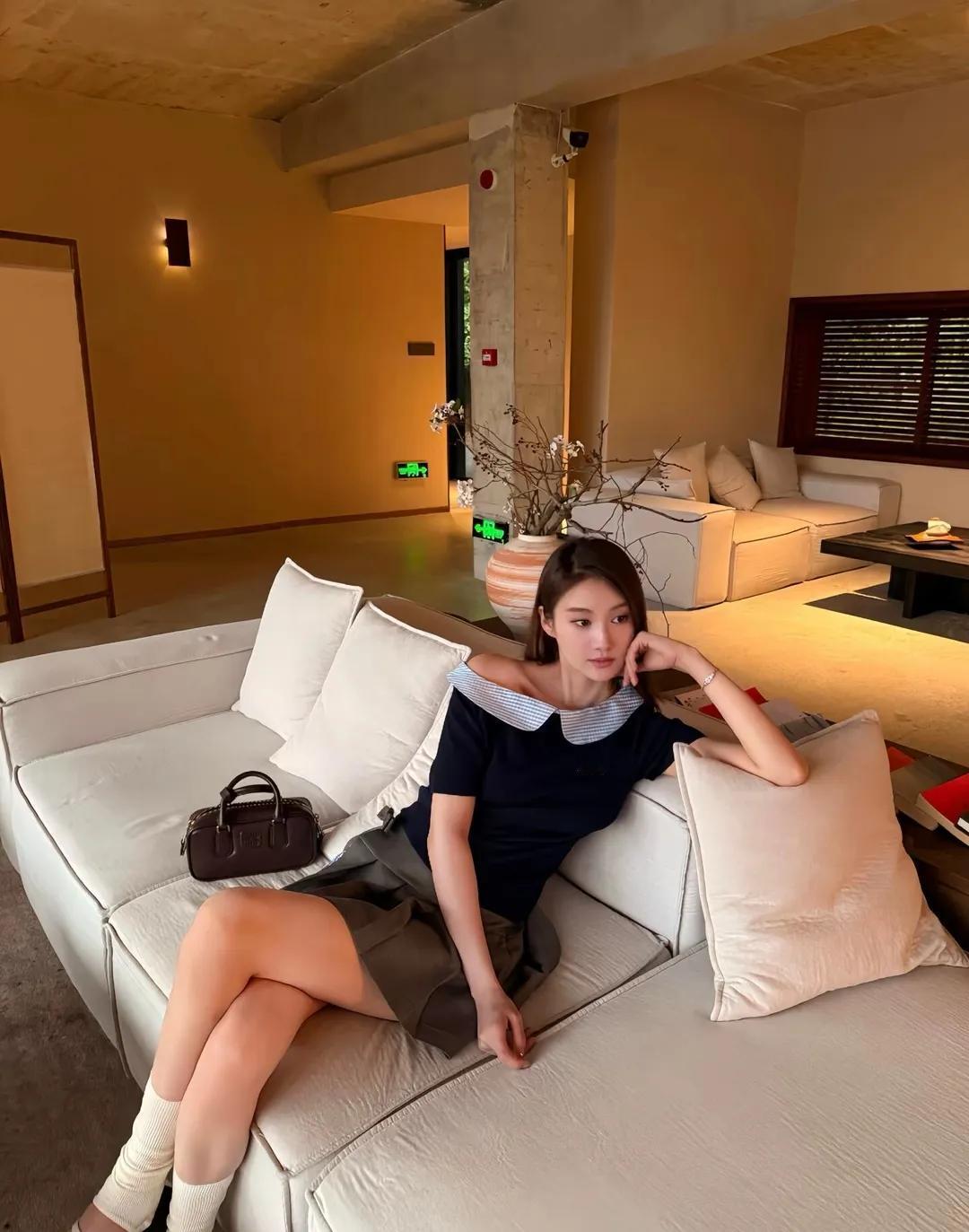 慵懒午后，舒适沙发，静享时光