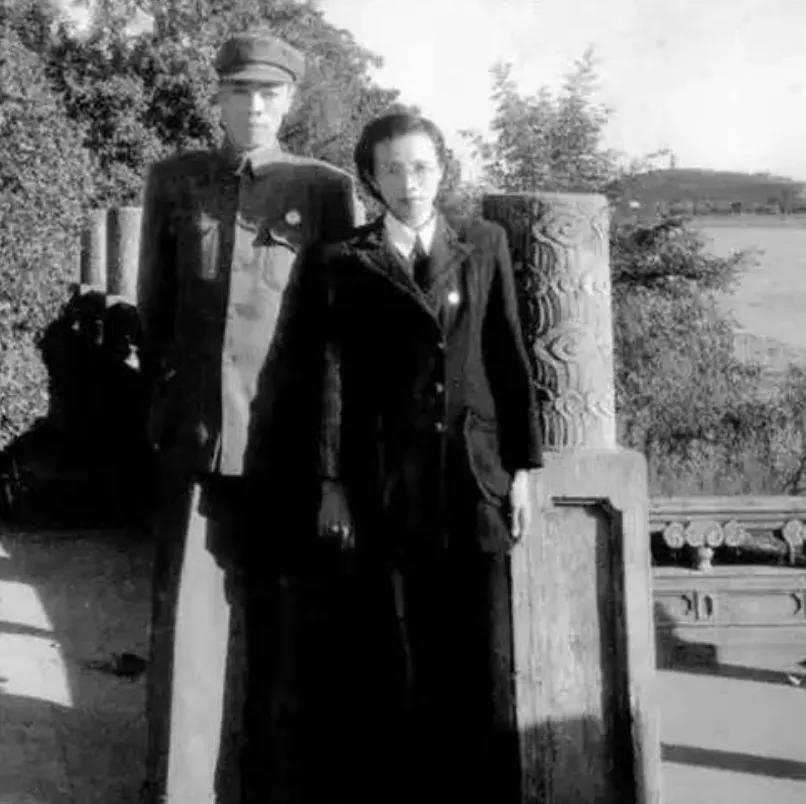 1949年南京解放后，一位贵妇走到南京总统府前，对哨兵说道：“我是陈修良，我想见