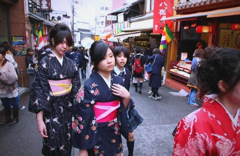 政客叫嚣捅马蜂窝！领馆急发警告，日本人为何走不了？上海约3万名日本人，因日