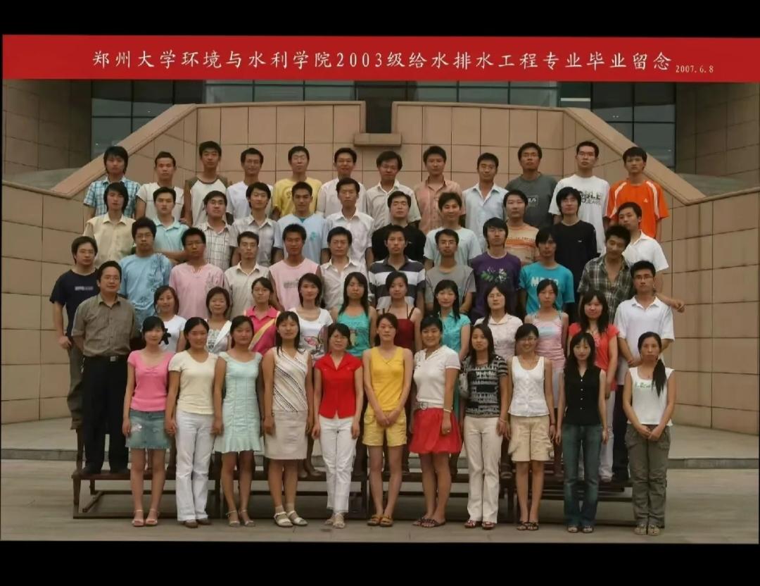 泪奔了有网友晒出了2007年张雪峰在郑州大学的毕业照真是一看就不简单，其