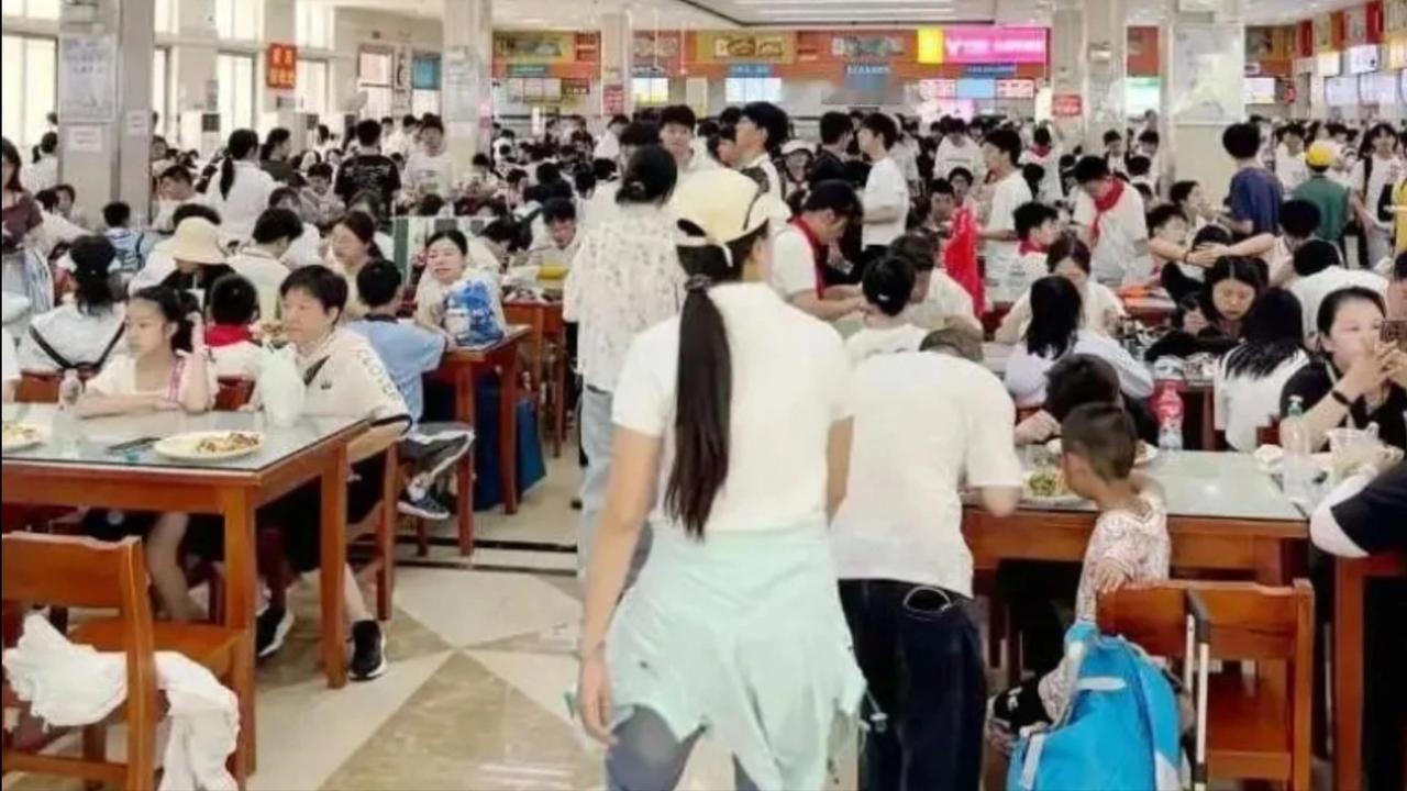 大学不是景区，别把大学逛成菜市场武大取消预约，刷身份证就能进，本是好事。结果没
