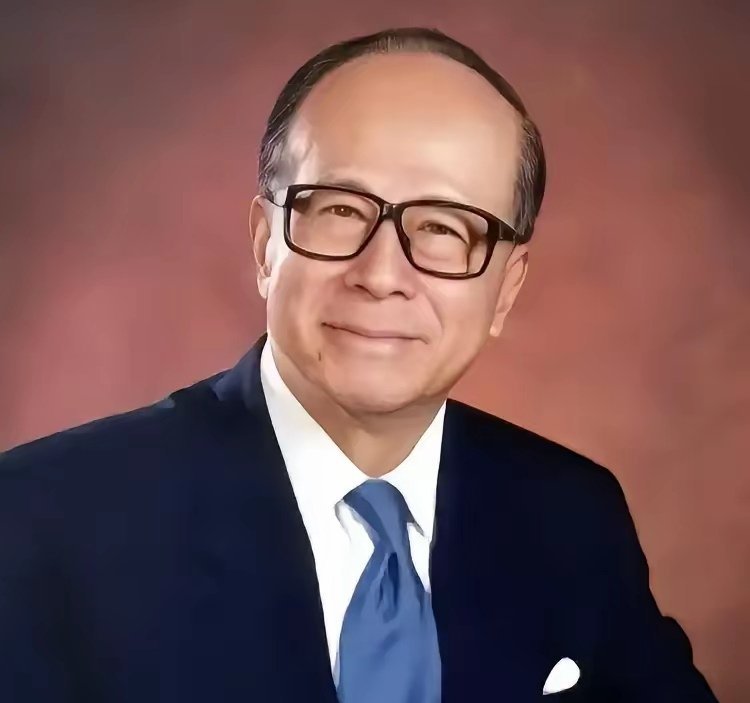 记录者超话记录者超话李嘉诚或许察觉到了风险苗头，先是果断出手卖掉英国电网公司全
