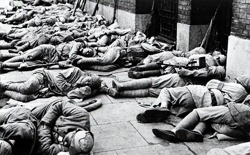 中国人真的发自内心尊重解放军吗？外网一个简单提问，瞬间引爆全网热议。外国网友百思