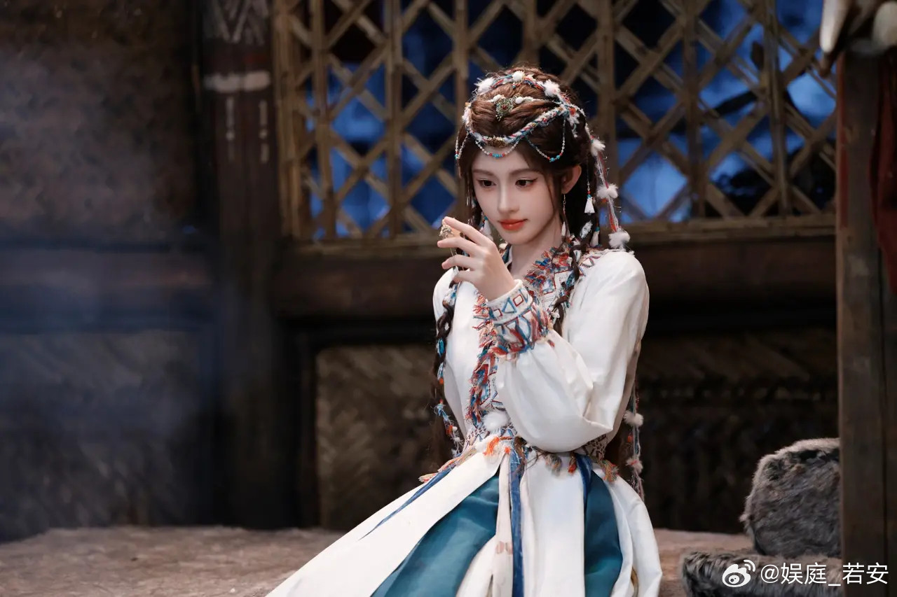 1.鞠婧祎《月鳞绮纪》播到现在热度她挺满意的，这部因为合约延期到现在她对导演也