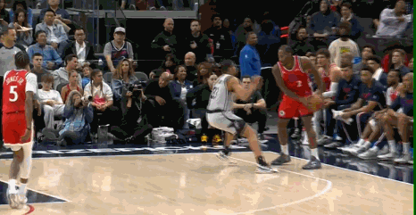 小卡现在真横啊外线三分球根本无视防守，直接就是硬拔，强得不讲道理！来看看图一