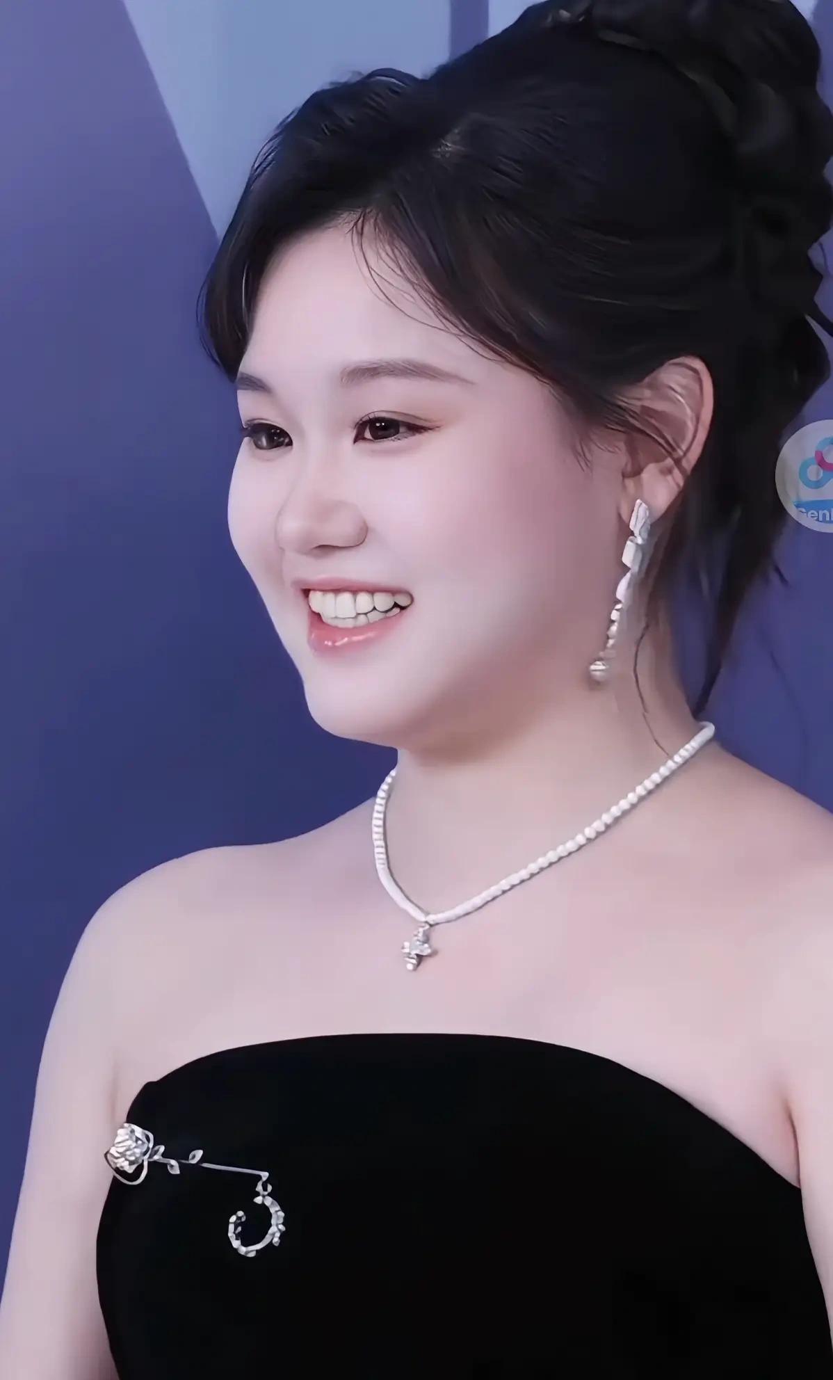 【网友觉得张家齐越来越有杨贵妃的感觉】她近期亮相深圳时尚之夜红毯时，身着黑色抹胸