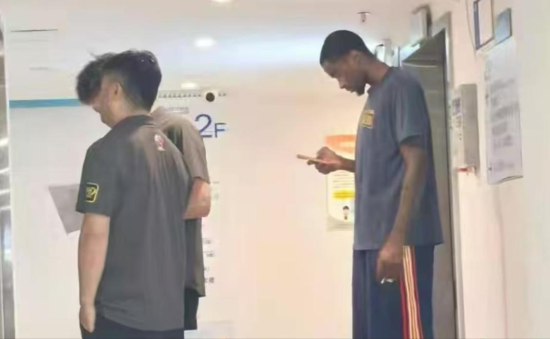 新赛季晴天霹雳！广东王牌意外受伤！秒变玻璃人，徐杰措手不及距离10月9日汕头