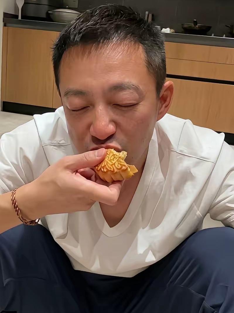 不知道大家有没有翻到汪小菲早年和大S同框的旧照，对比如今的状态，很多网友直呼差点