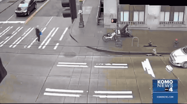 美国西雅图随机“斩杀线”：黑人流浪汉打闷棍，75岁老奶奶重伤右眼被打瞎！美国人为