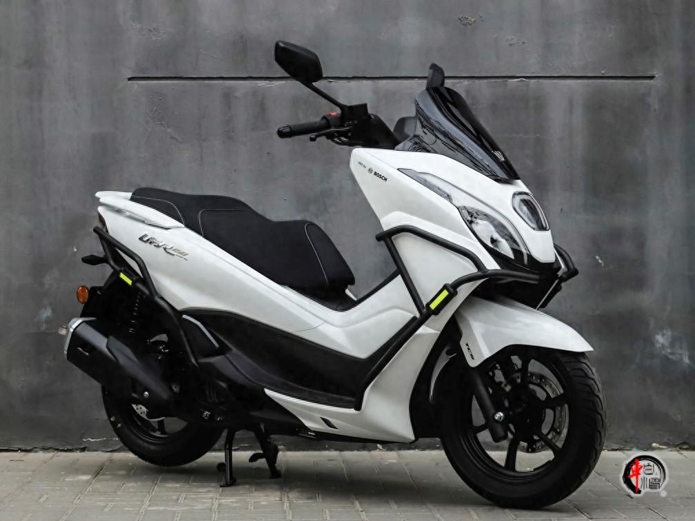 豪爵UFR150定位为品牌150cc级别旗舰踏板车，起售价17880元，近期推出