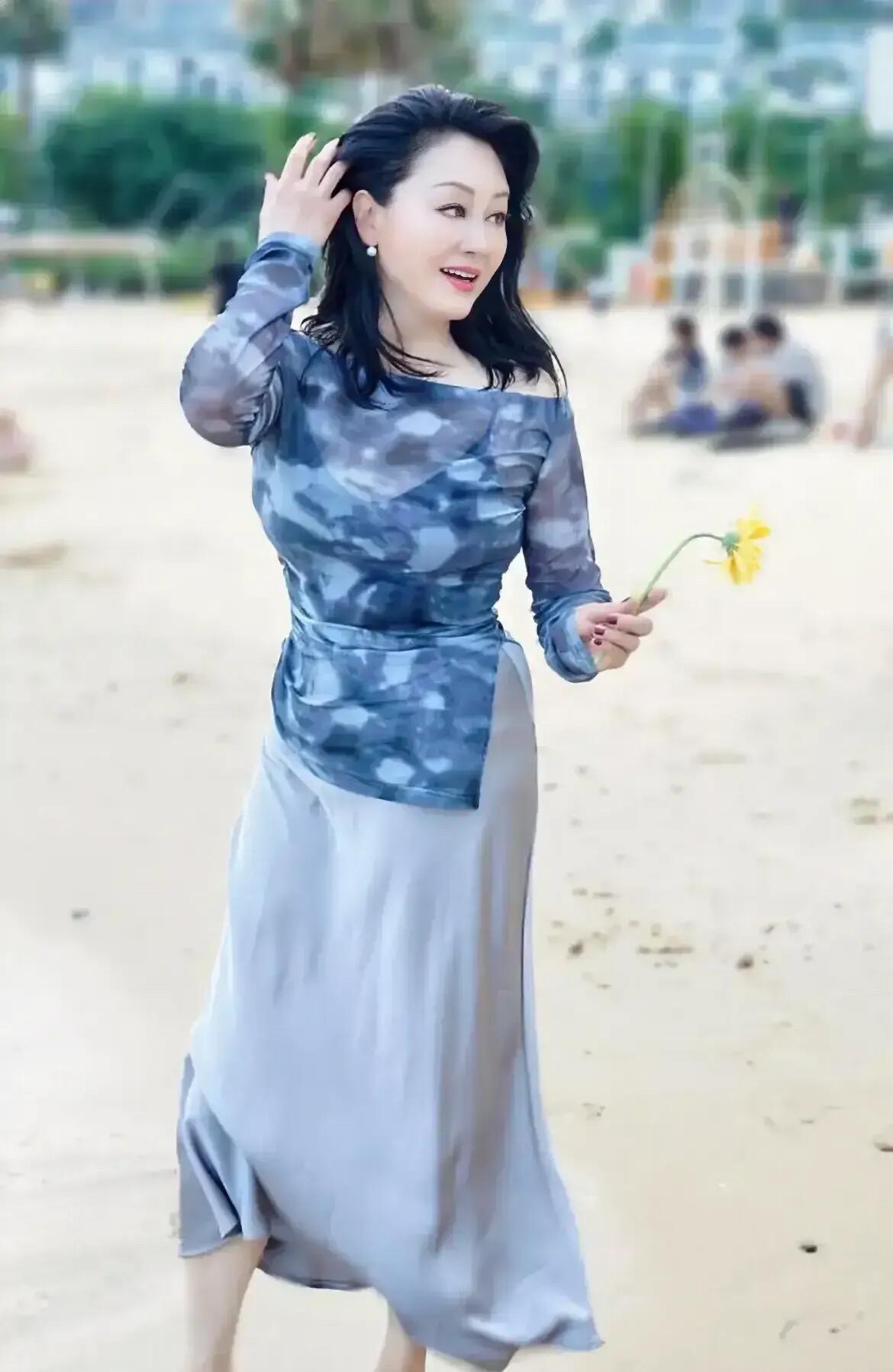都是62岁的女人了，还有这样的气质，她其实颜值没有王静高，但凭借着自身的努力和朴