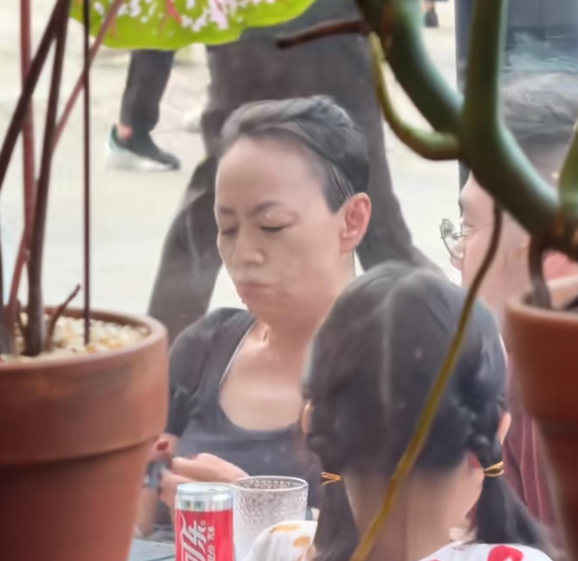 宋丹丹与儿子巴图以及孙子等人世贸聚餐细节动作足可看出，她比前夫幸福多了，恐怕英