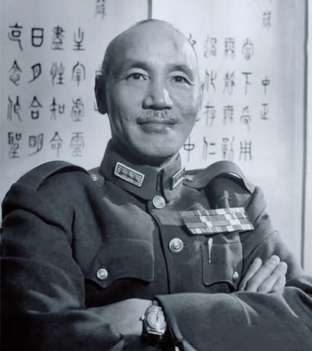 老蒋的进口劳力士，真奢侈。同时期，伟人浴袍补十几个补丁。蒋介石为何丢掉王朝？答案