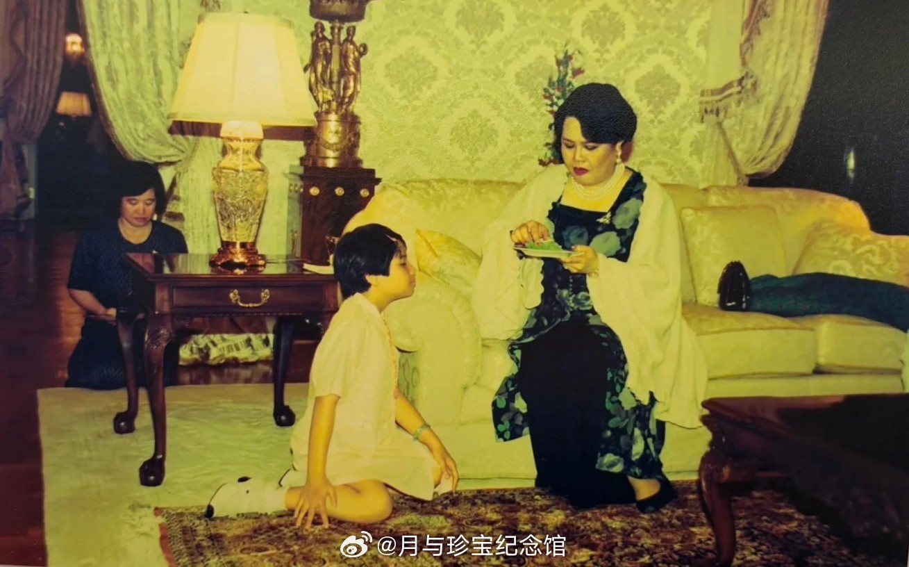 王室王室泰国王室镇宅老照片：小时候的镇宅和红唇姐。​​​
