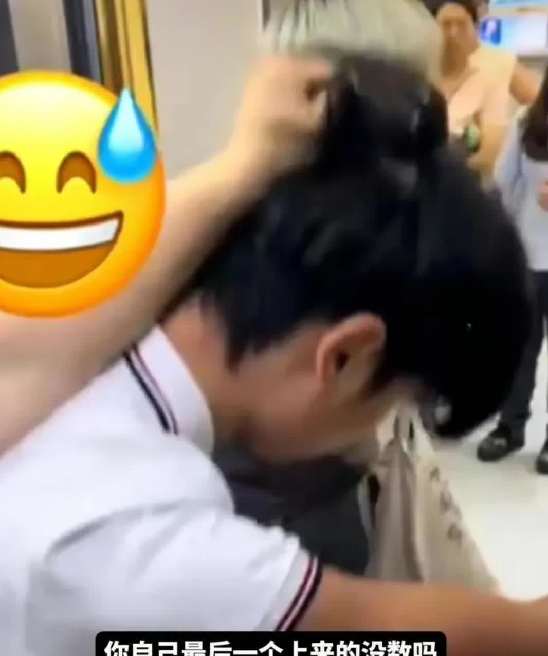 “最后一个上来的应当下去！”，江苏南京，某小区内一大早电梯迎来乘坐高峰期，导致电
