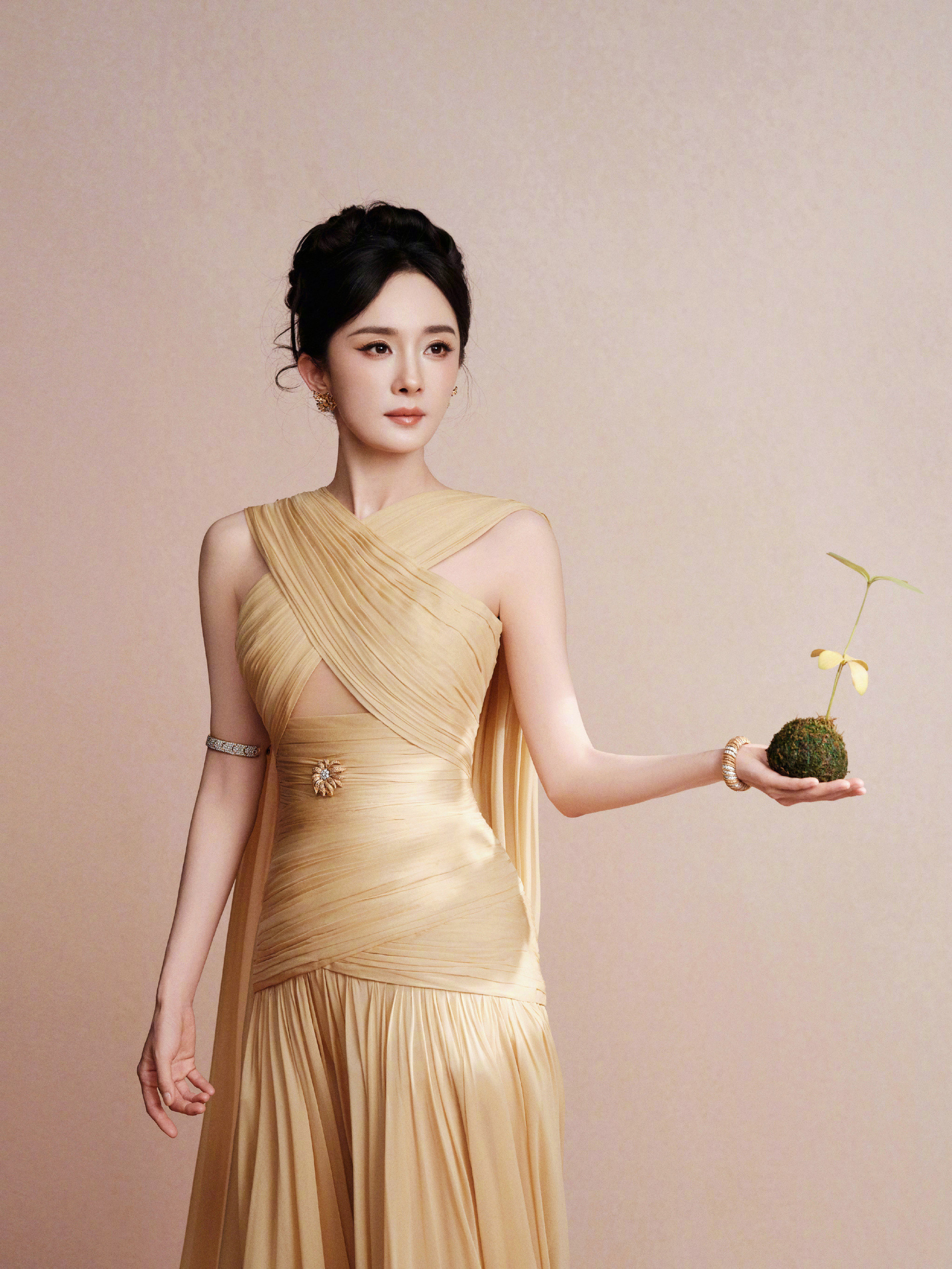 祖海穆拉高级定制！拜见女王陛下。杨幂尖叫之夜出图了杨幂