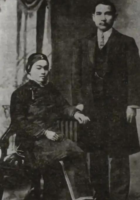 1925年，孙中山病逝，临终前，他突然对妻子宋庆龄说：“我要到地上睡！”宋庆龄温