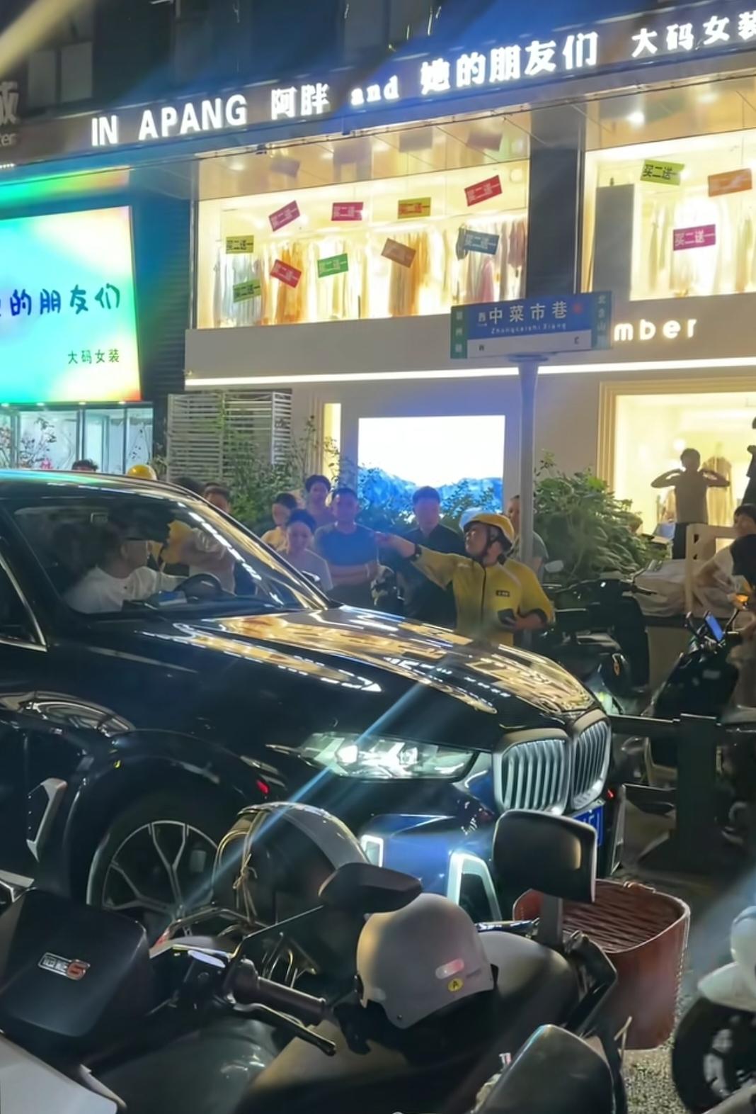 安徽合肥，外卖小哥和宝马车主发生争执，只听见外卖小哥在那里扯着嗓子喊:“我们送外