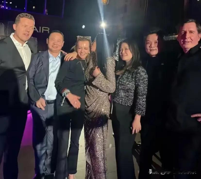 李湘为女儿铺路太拼了，抱着卡罗林狂亲，用力过猛反而违和。李湘把王诗龄培养成了