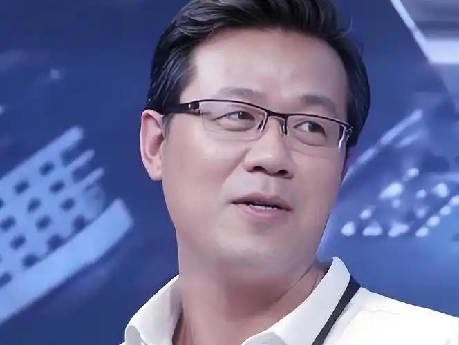 8月4日，卓伟突然爆料某位华语乐坛天王私下有一个10多岁的私生子，虽没有点名是谁