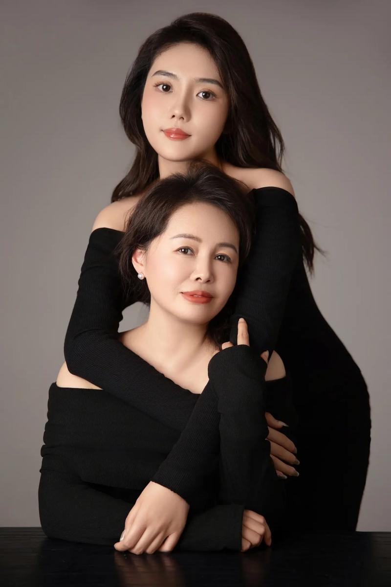 我劝父母离婚我正在上大二，晚上8点钟正在复习功课，我妈从家里打了电话，哭着说，